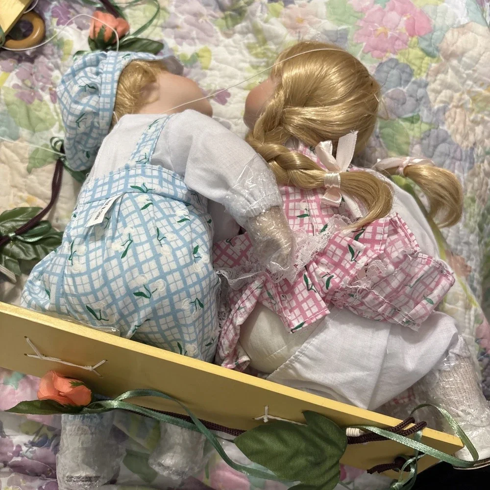 Menie' Porcelain‎ Kissing Couple Dolls on Swing Boy Girl Sweethearts VTG